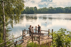 Gespräch am Teich in der Oberlausitzer Heide- und Teichlandschaft